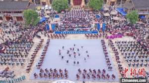 海内外宾客齐聚“世界白裤瑶乡”欢度年街节