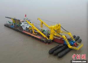 中国首艘全电驱拼装式深水环保绞吸挖泥船在江苏下水