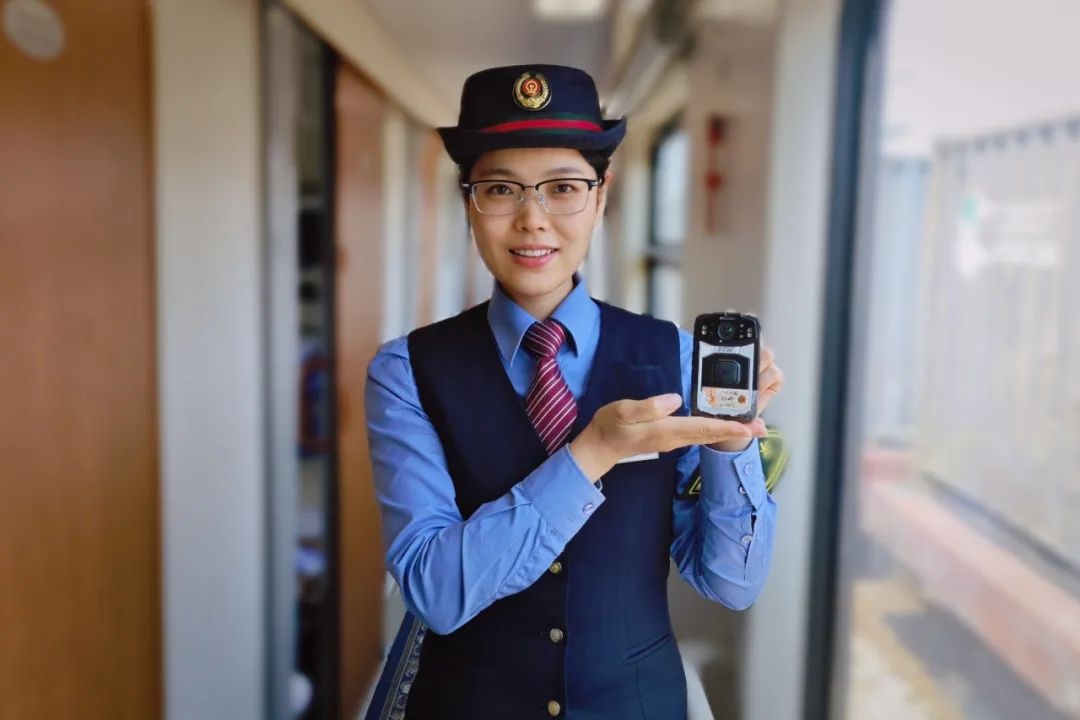 列车员上班戴耳麦？网友：这身穿搭真酷！