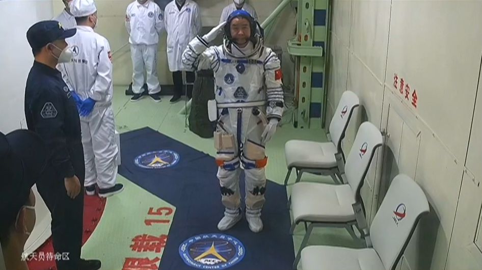 神二十航天员进入飞船返回舱