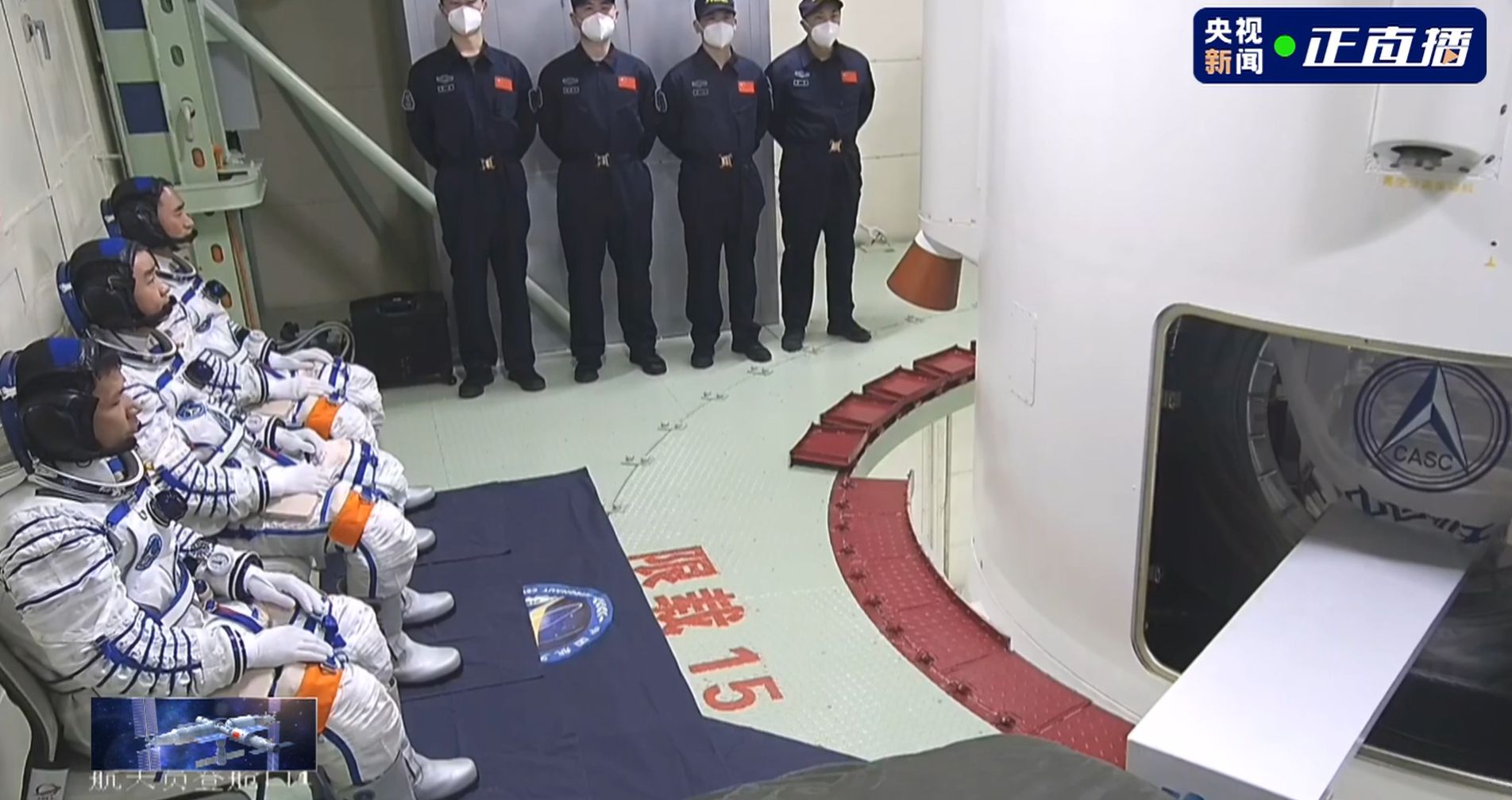 神二十航天员进入塔架九层平台 做发射前准备