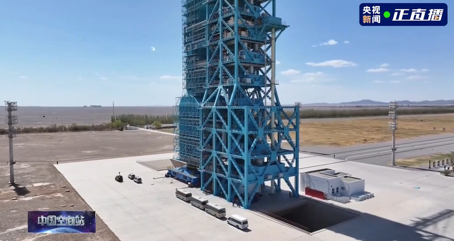 神二十航天员到达发射塔架 等待进舱