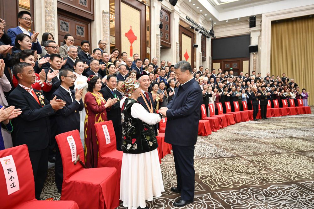 总书记新疆行｜记者手记：时代面孔里的沧桑巨变